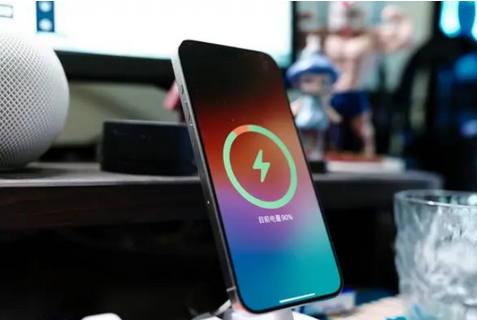 大足苹果15换屏服务分享用什么充电器给iPhone15充电更好 